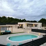 Villa Veronica With Cinema Projector By The Heated Pool And Jacuzzi
