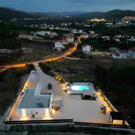 Veronica With Cinema Projector By The Heated Pool And Jacuzzi Villa *
