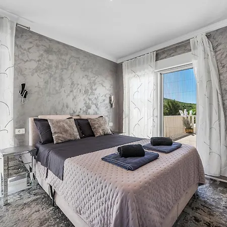 Veronica With Cinema Projector By The Heated Pool And Jacuzzi * Šibenik