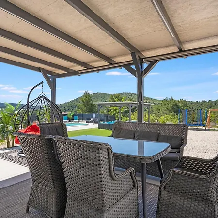 Veronica With Cinema Projector By The Heated Pool And Jacuzzi *