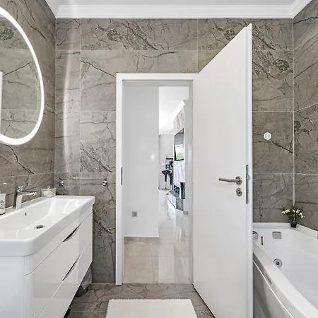 Villa Veronica With Cinema Projector By The Heated Pool And Jacuzzi