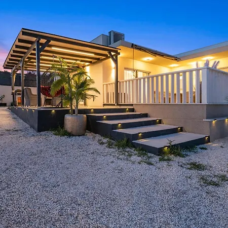 Veronica With Cinema Projector By The Heated Pool And Jacuzzi Villa