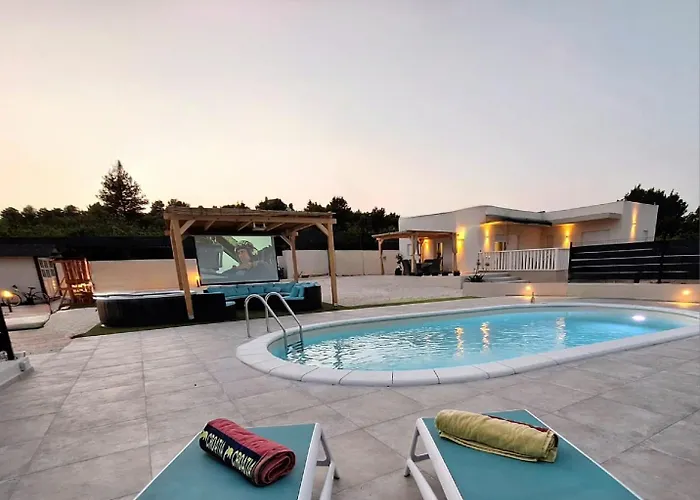 Veronica With Cinema Projector By The Heated Pool And Jacuzzi Villa