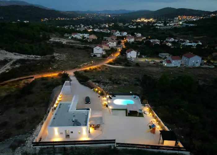 Veronica With Cinema Projector By The Heated Pool And Jacuzzi Villa *