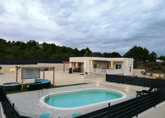 Villa Veronica With Cinema Projector By The Heated Pool And Jacuzzi