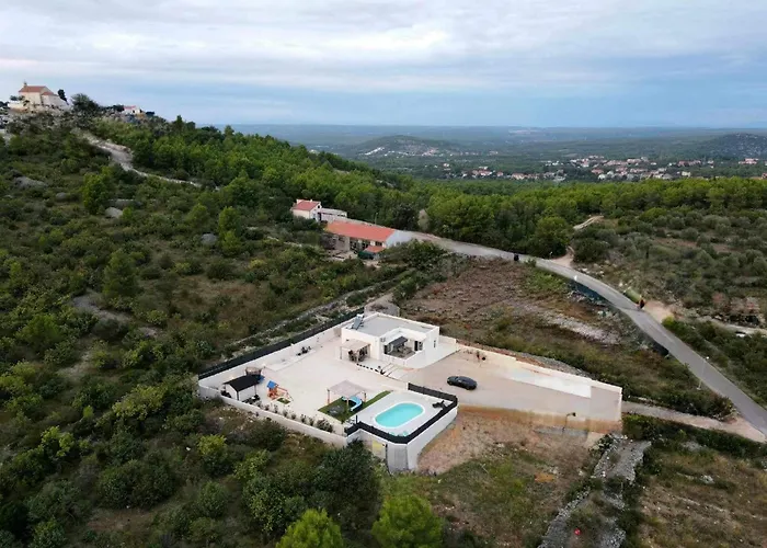 Veronica With Cinema Projector By The Heated Pool And Jacuzzi Villa