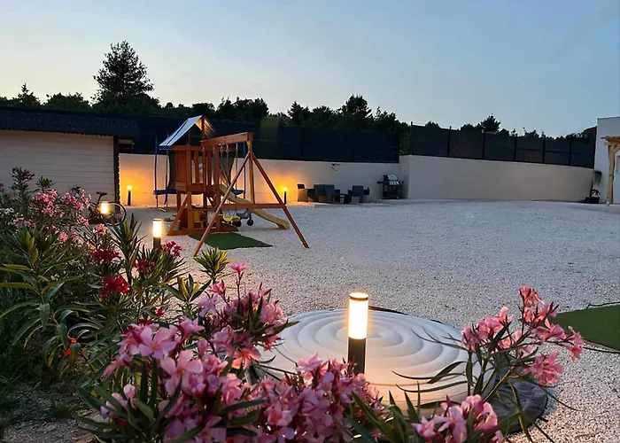 Veronica With Cinema Projector By The Heated Pool And Jacuzzi *