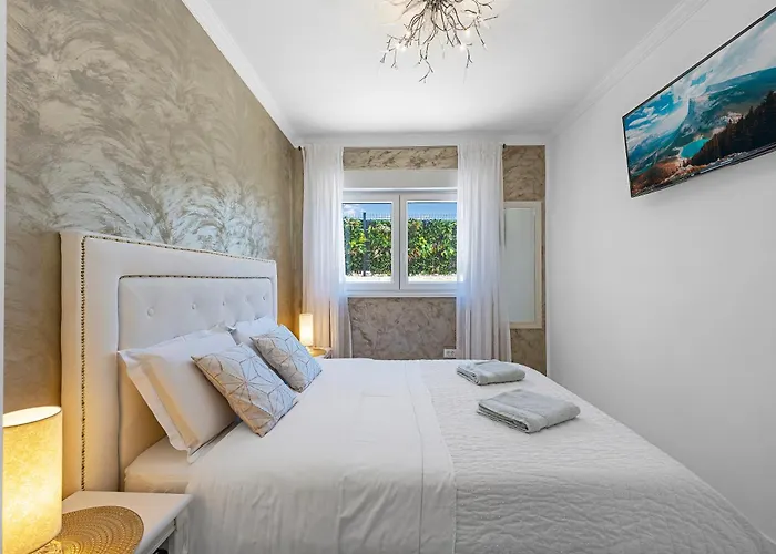 Veronica With Cinema Projector By The Heated Pool And Jacuzzi Šibenik