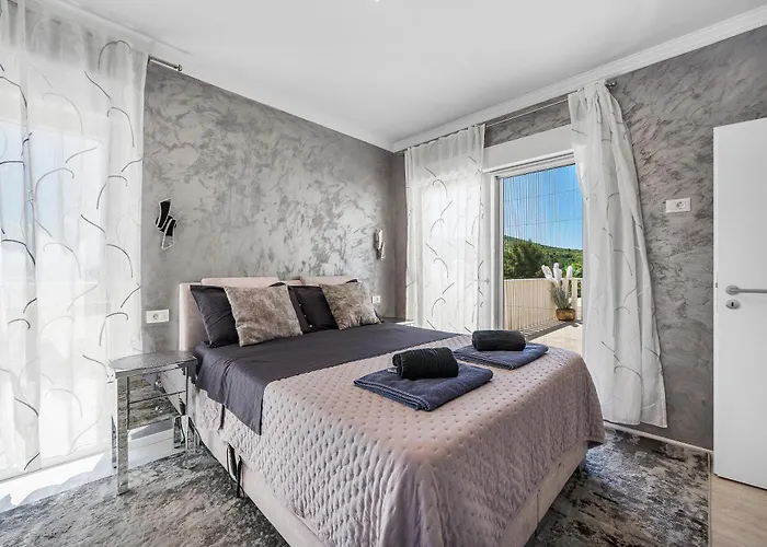 Veronica With Cinema Projector By The Heated Pool And Jacuzzi * Šibenik