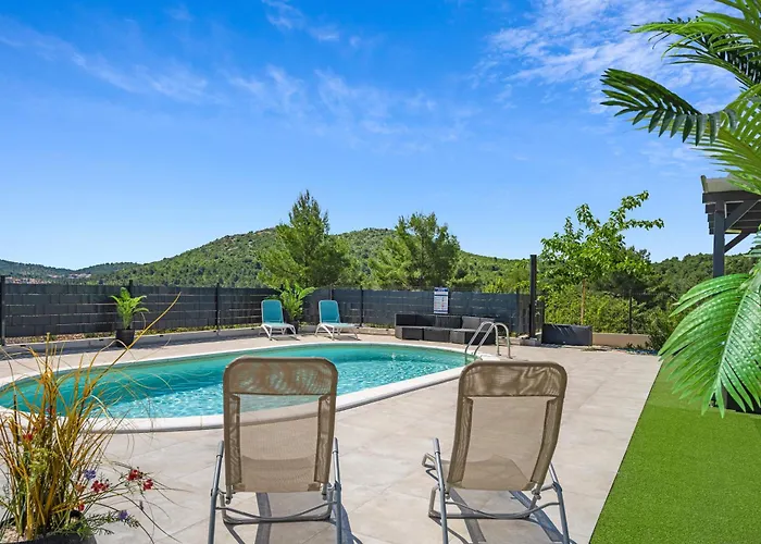 Veronica With Cinema Projector By The Heated Pool And Jacuzzi Šibenik