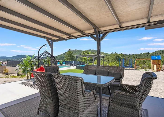 Veronica With Cinema Projector By The Heated Pool And Jacuzzi *