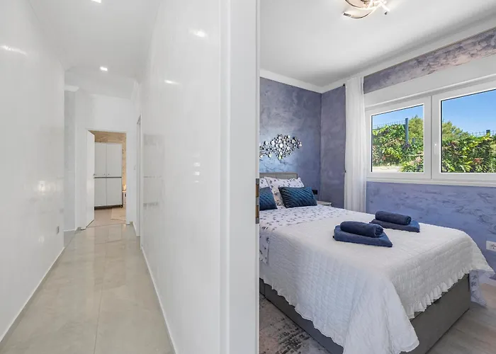 Villa Veronica With Cinema Projector By The Heated Pool And Jacuzzi Šibenik