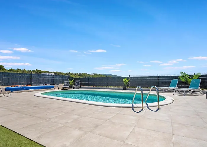 Veronica With Cinema Projector By The Heated Pool And Jacuzzi Šibenik
