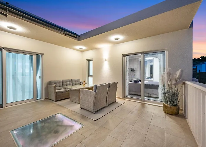 Veronica With Cinema Projector By The Heated Pool And Jacuzzi Šibenik