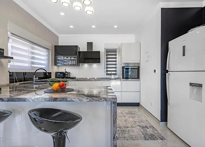 Veronica With Cinema Projector By The Heated Pool And Jacuzzi *