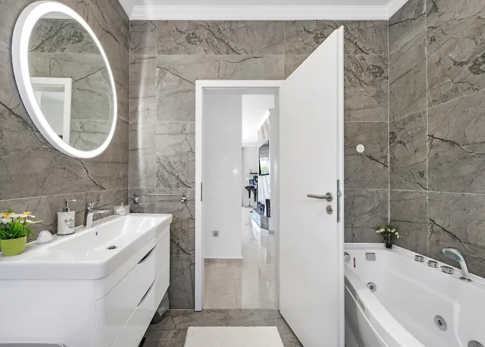 Villa Veronica With Cinema Projector By The Heated Pool And Jacuzzi