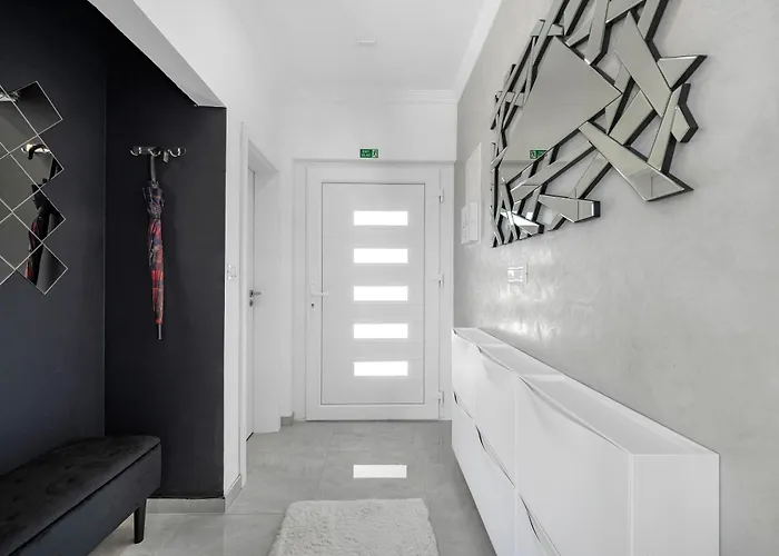 Veronica With Cinema Projector By The Heated Pool And Jacuzzi *