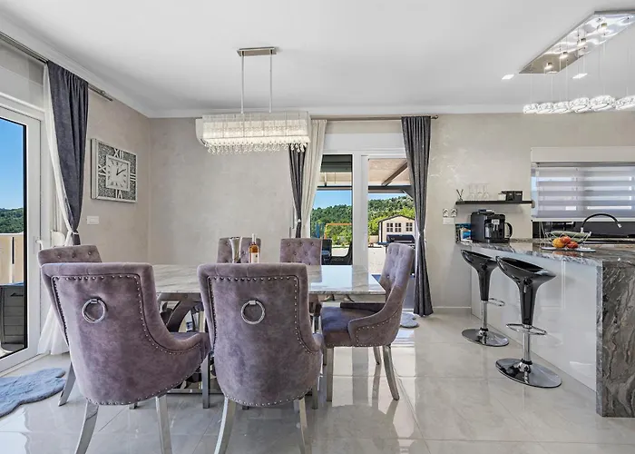 Villa Veronica With Cinema Projector By The Heated Pool And Jacuzzi