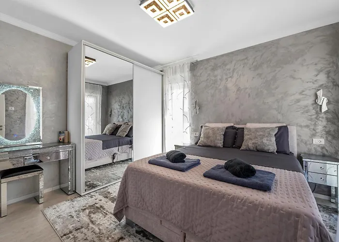 Villa Veronica With Cinema Projector By The Heated Pool And Jacuzzi