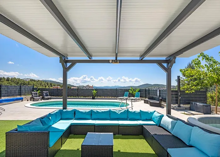 Veronica With Cinema Projector By The Heated Pool And Jacuzzi Villa