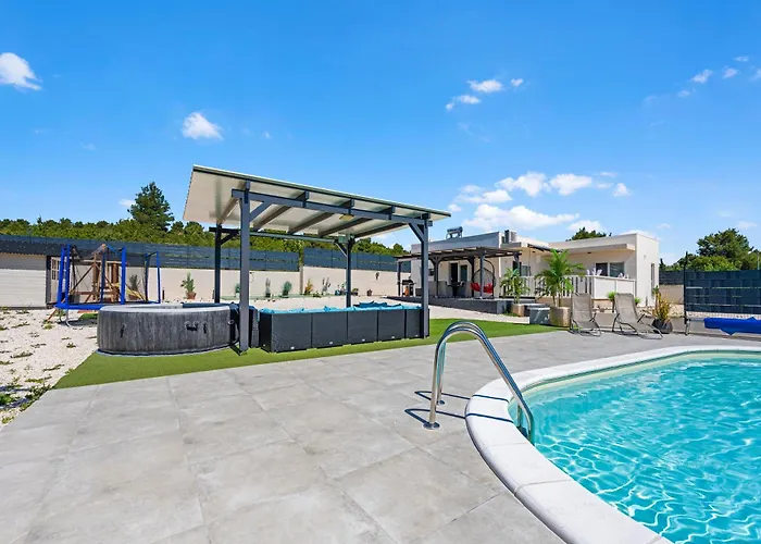 Villa Veronica With Cinema Projector By The Heated Pool And Jacuzzi