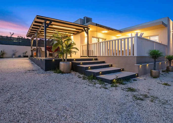 Veronica With Cinema Projector By The Heated Pool And Jacuzzi Villa